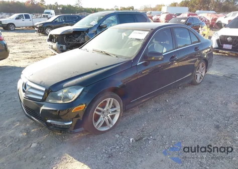 2013 Mercedes-Benz C 250 Luxury/Sport z USA, uszkodzony, nr VIN WDDGF4HB6DA850053